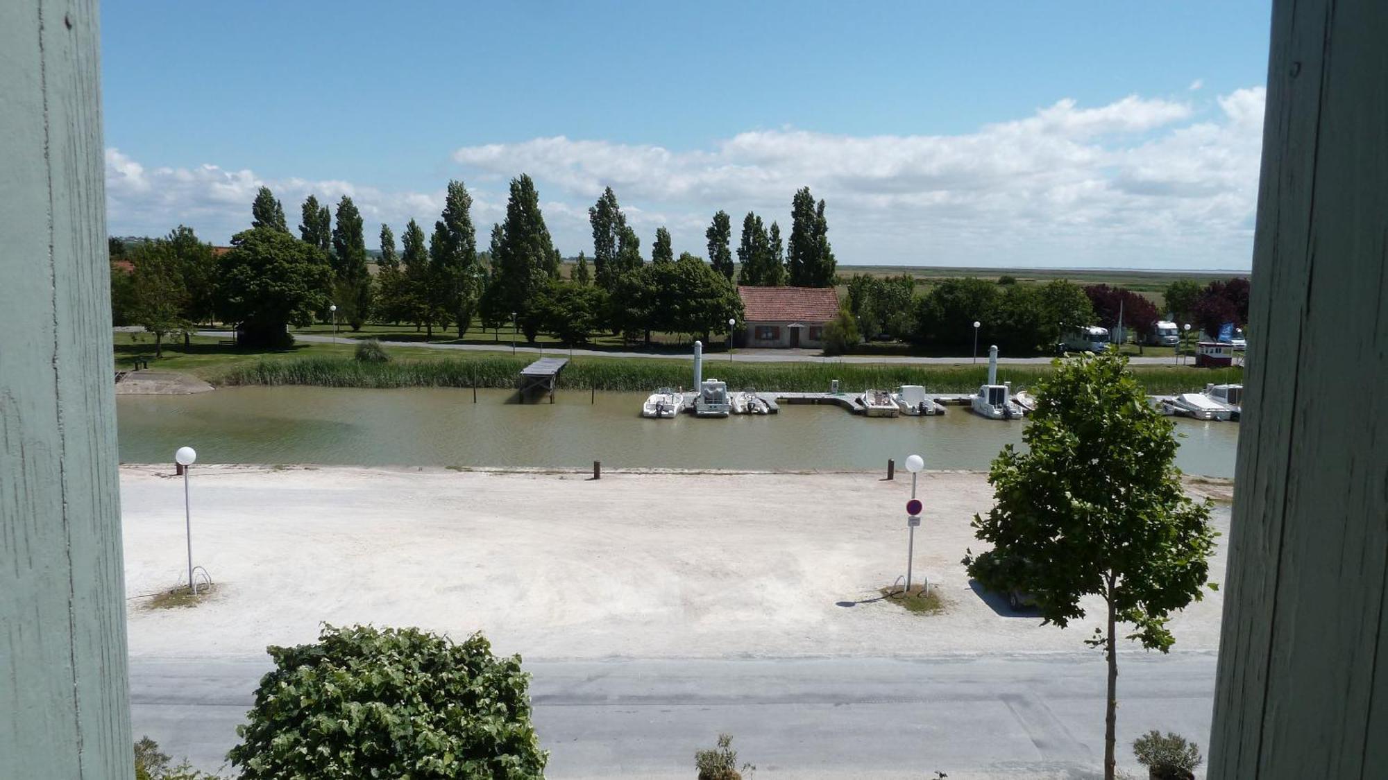 Le Domaine Du Meunier Hotel Mortagne-sur-Gironde Szoba fotó